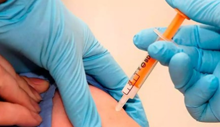 Los primeros españoles se vacunarán en pocos días pero no son los que dijo el Gobierno